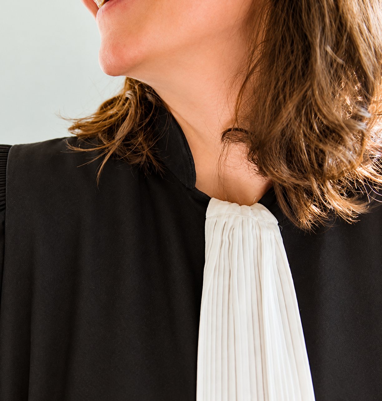 Maître Clara Ménard en robe d’avocate, jabot blanc.